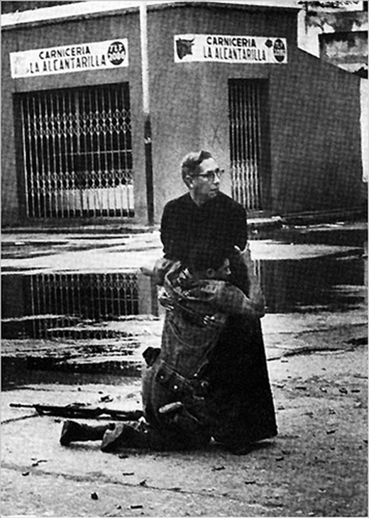 
	
	Bị bắn bởi một tay súng bắn tỉa vào năm 1962, người lính này đã ôm lấy một mục sư trong những giây phút cuối cùng của cuộc đời mình.